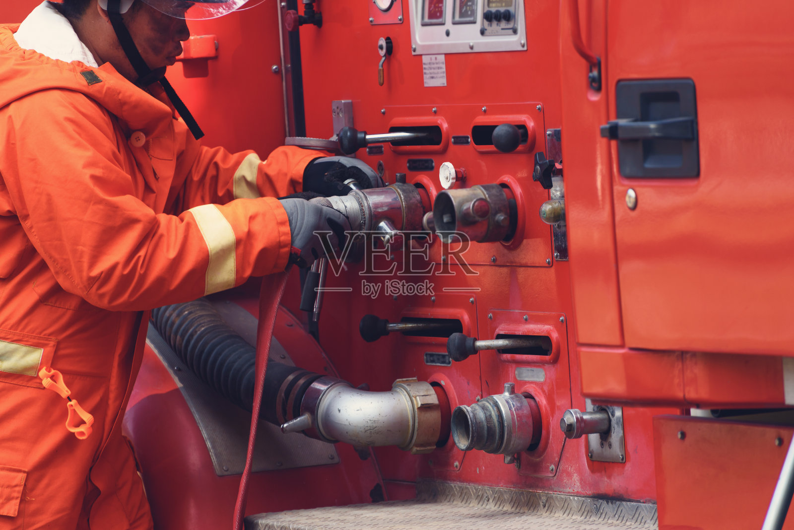 消防队员与消防车一起向紧急救援车辆行动照片摄影图片