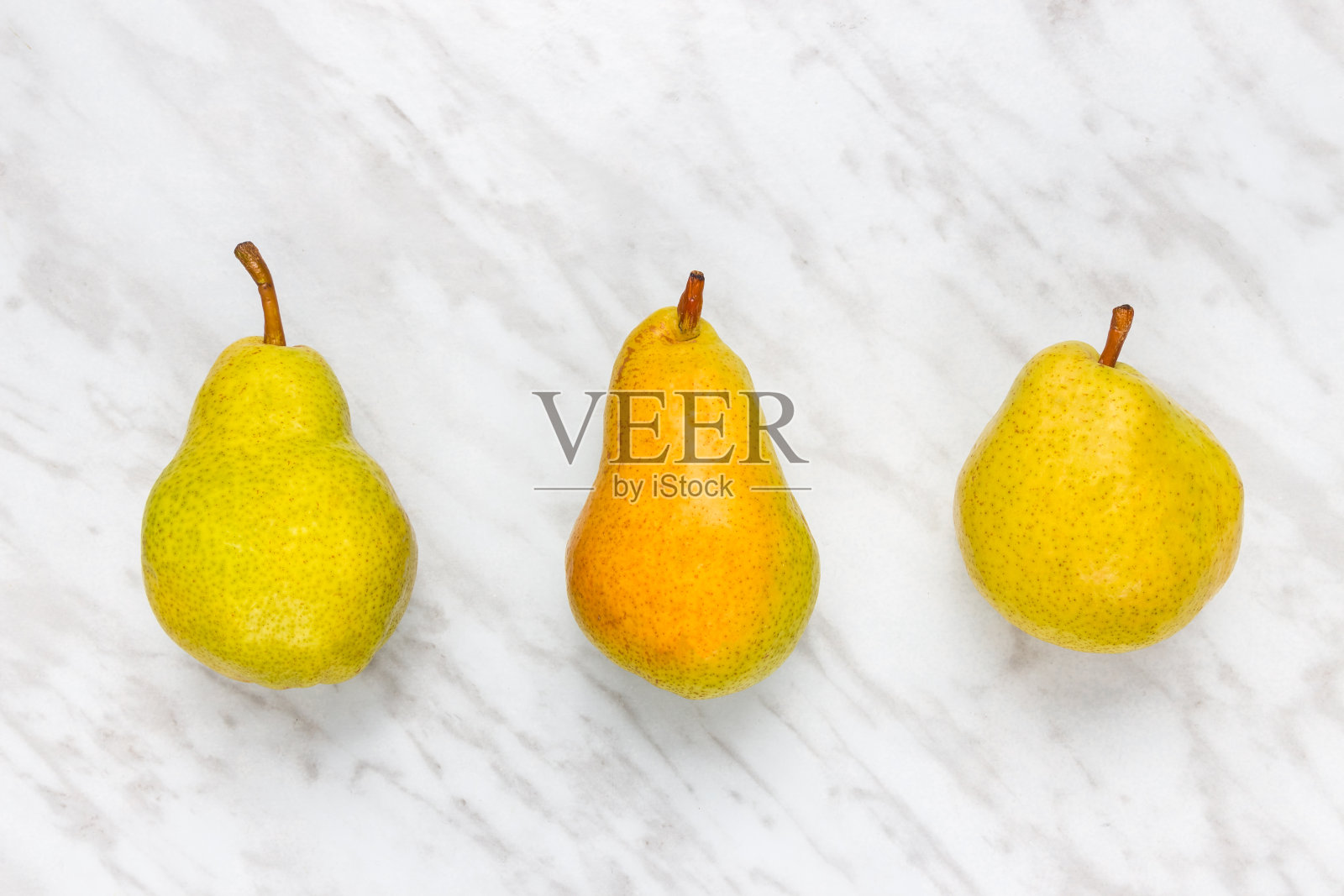 大理石背景上的成熟梨照片摄影图片
