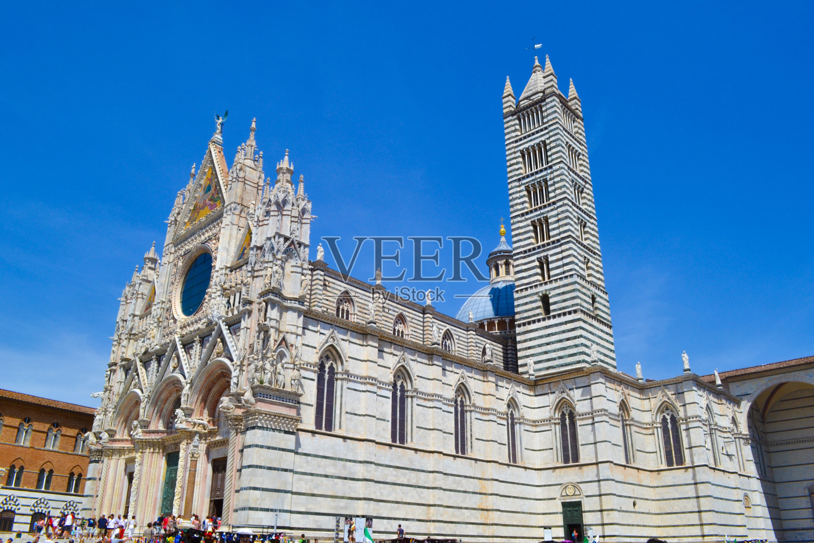 锡耶纳大教堂(锡耶纳大教堂，圣圣玛丽大教堂或圣母大教堂)在意大利锡耶纳广场照片摄影图片