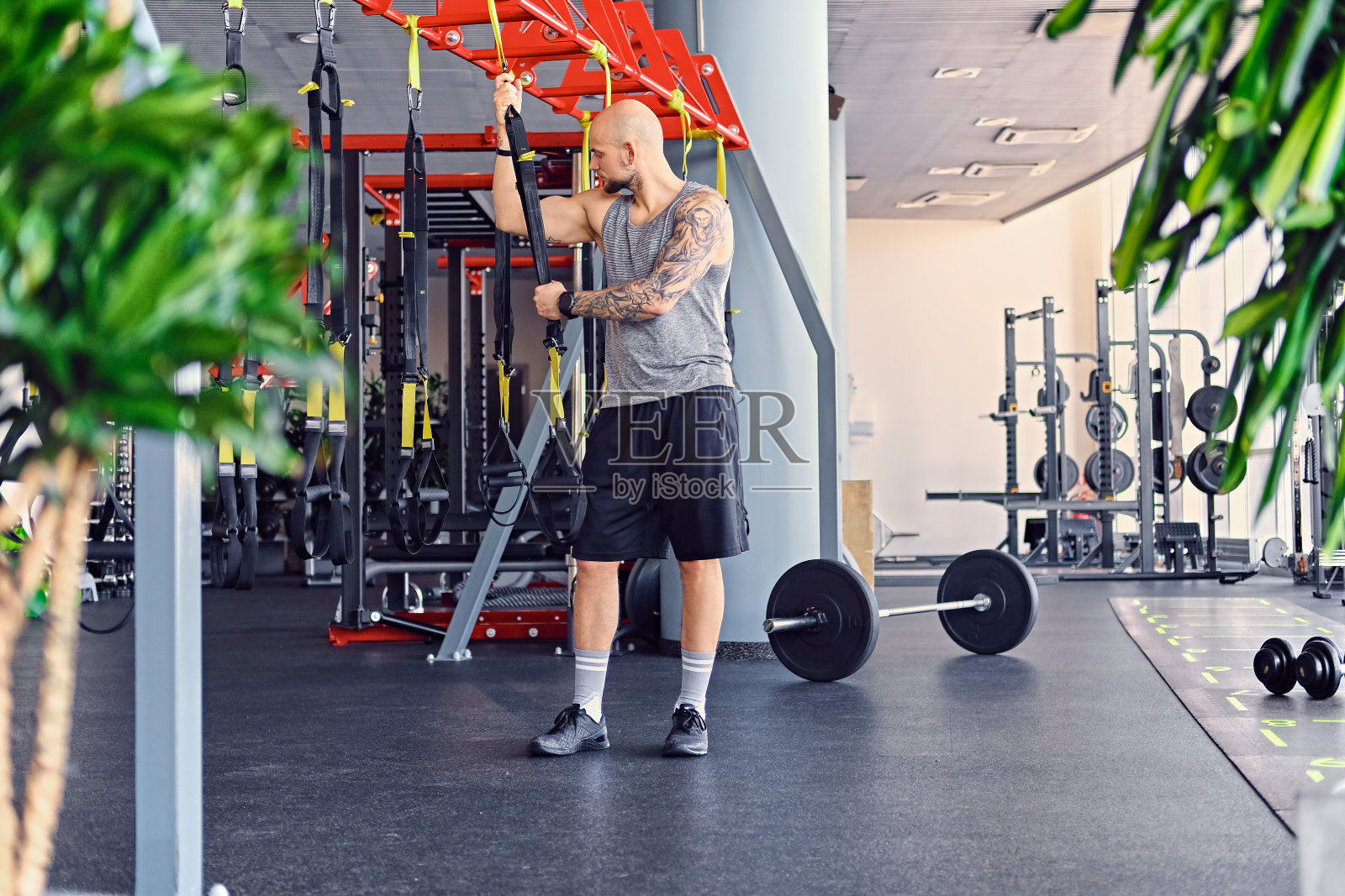 一个男人在做皮带练习照片摄影图片