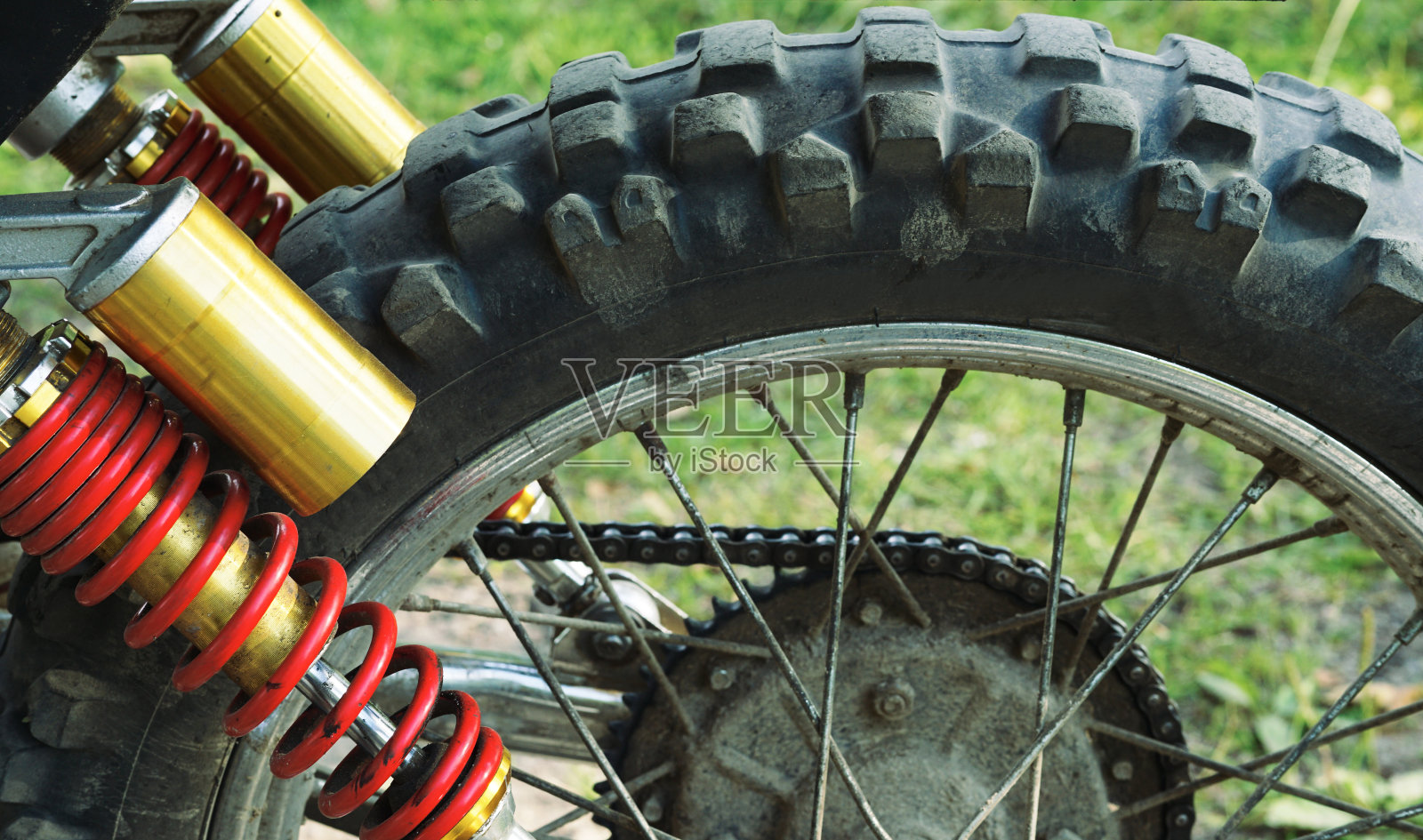 后轮摩托车试车及耐力试验。安装在带有辐条的齿轮和链条上照片摄影图片