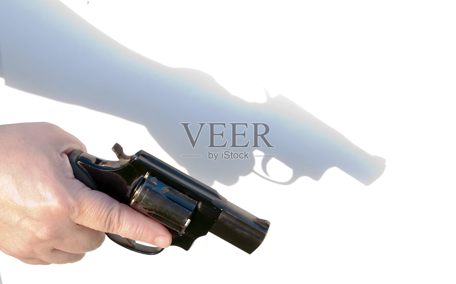 一只手握着左轮手枪，它是影子照片摄影图片