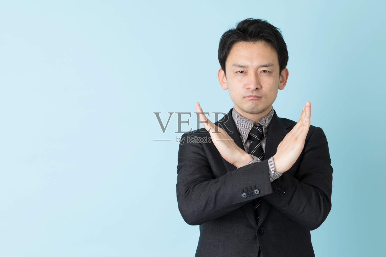 蓝色背景上孤立的亚洲商人肖像照片摄影图片