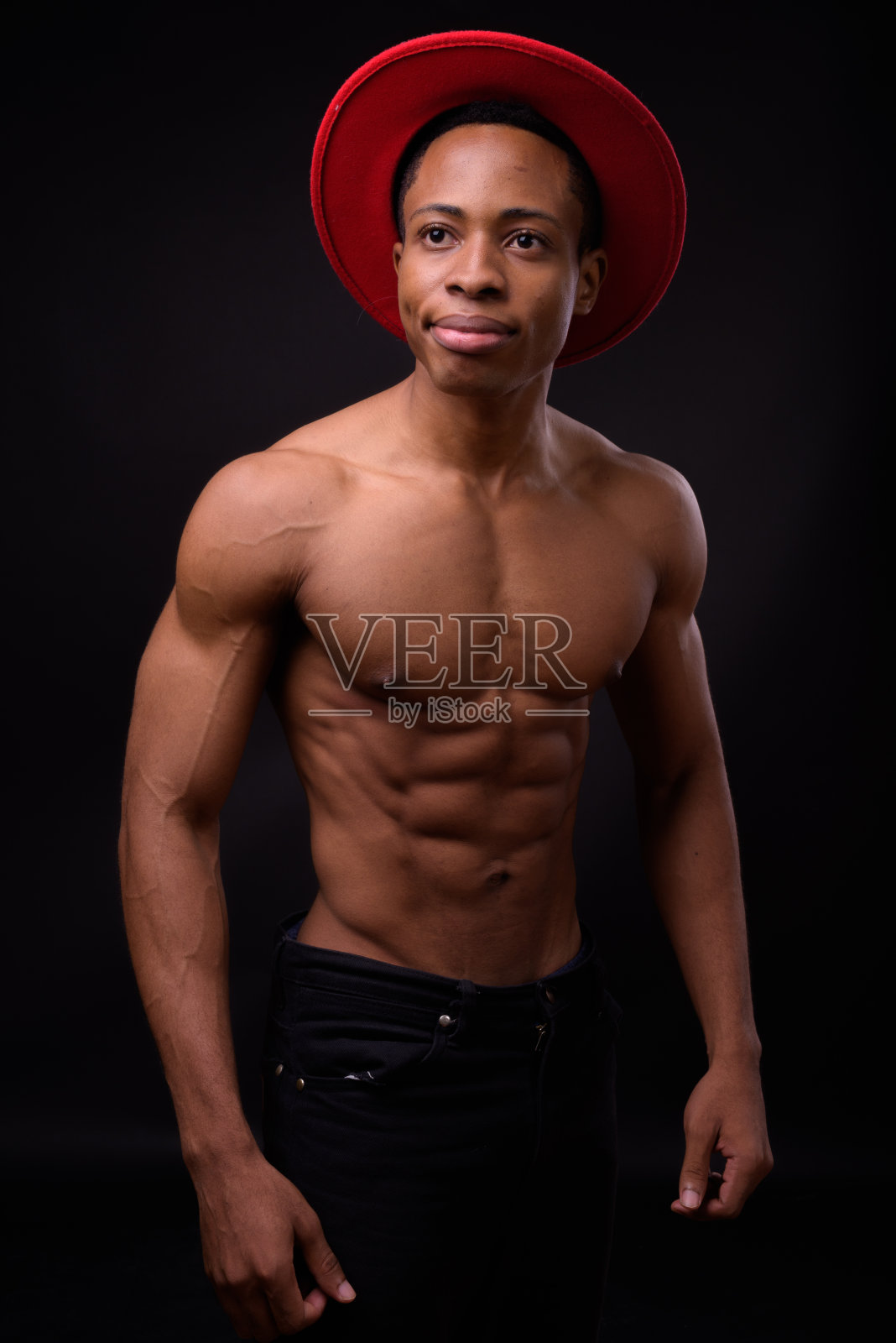 帅气的赤膊非洲男子的肖像在黑色的背景照片摄影图片