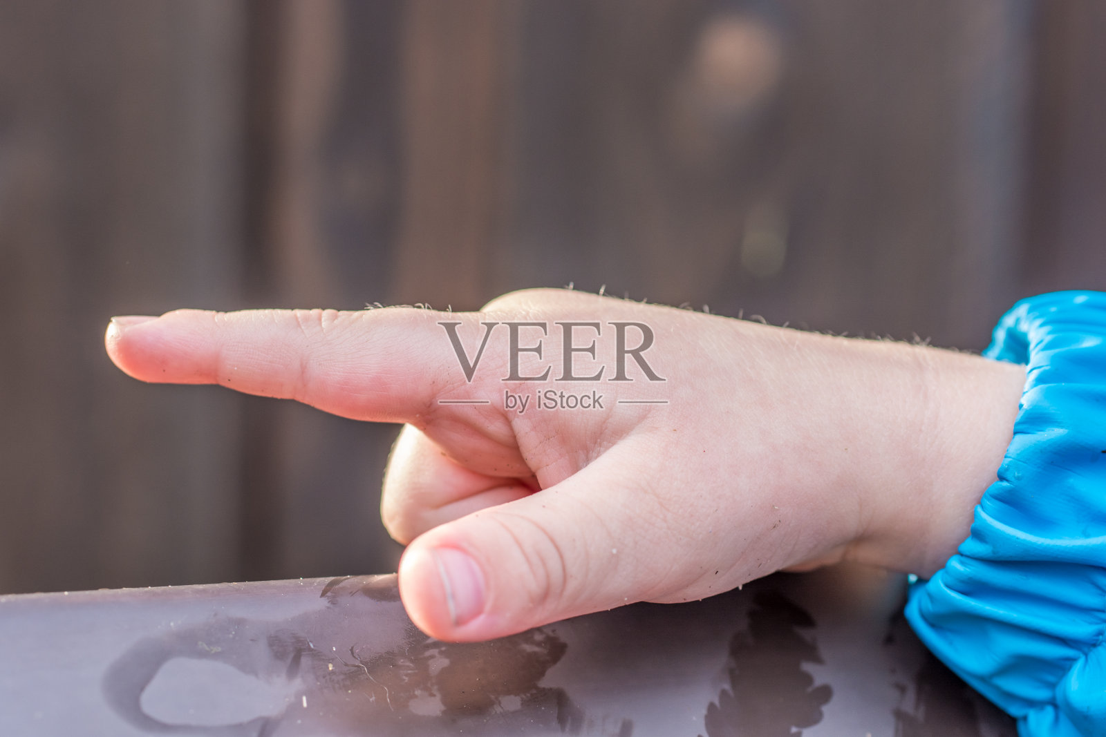 小孩子确定方向照片摄影图片