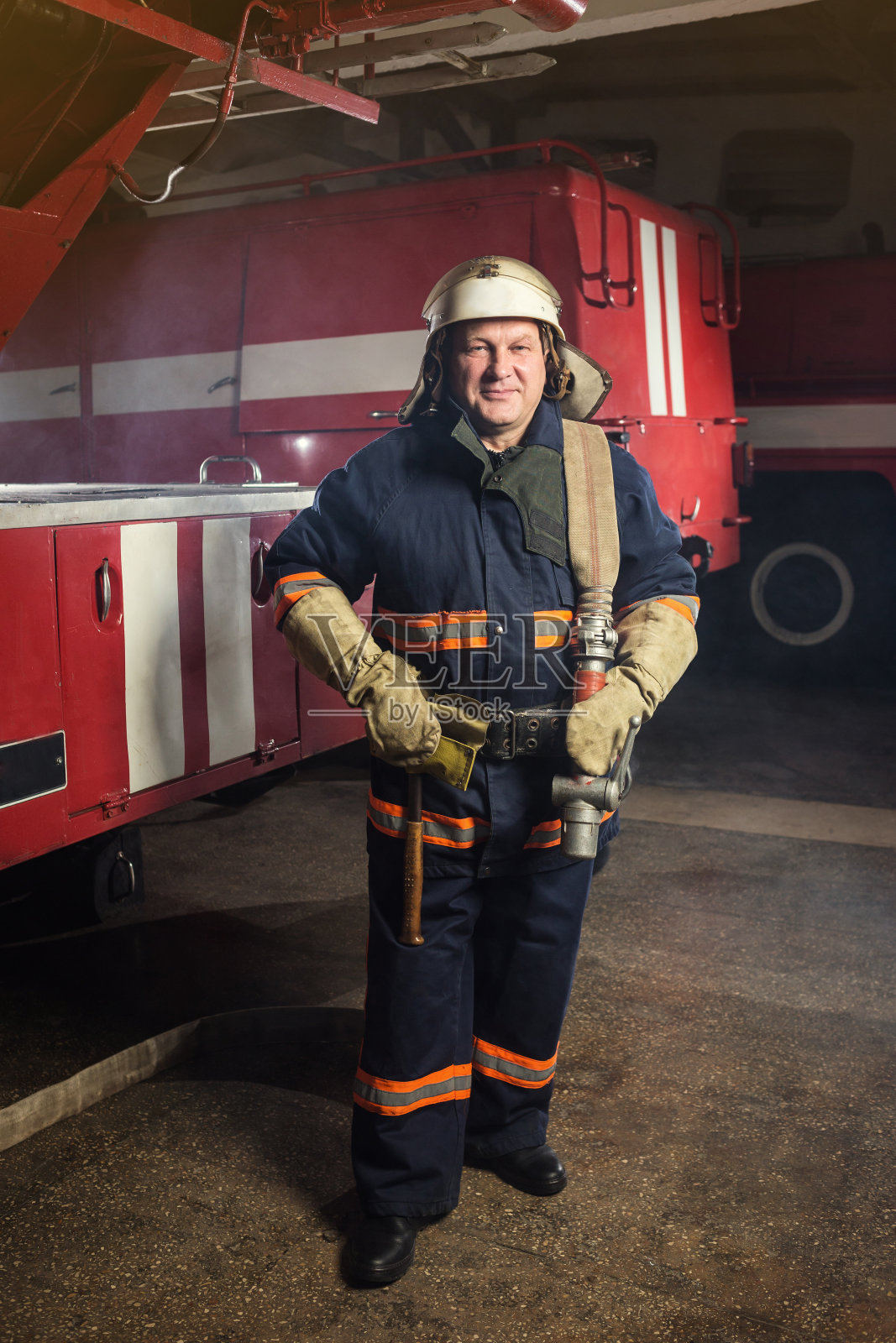 消防队员站在消防车旁行动。紧急安全。保护，从危险中拯救。照片摄影图片