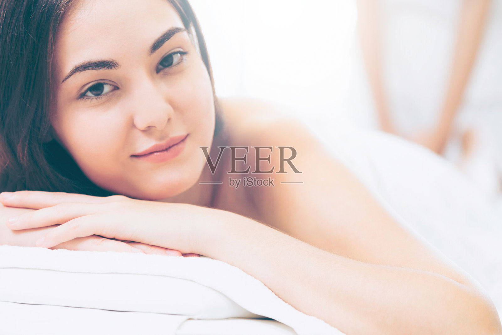 女人得到按摩水疗按摩治疗师。照片摄影图片