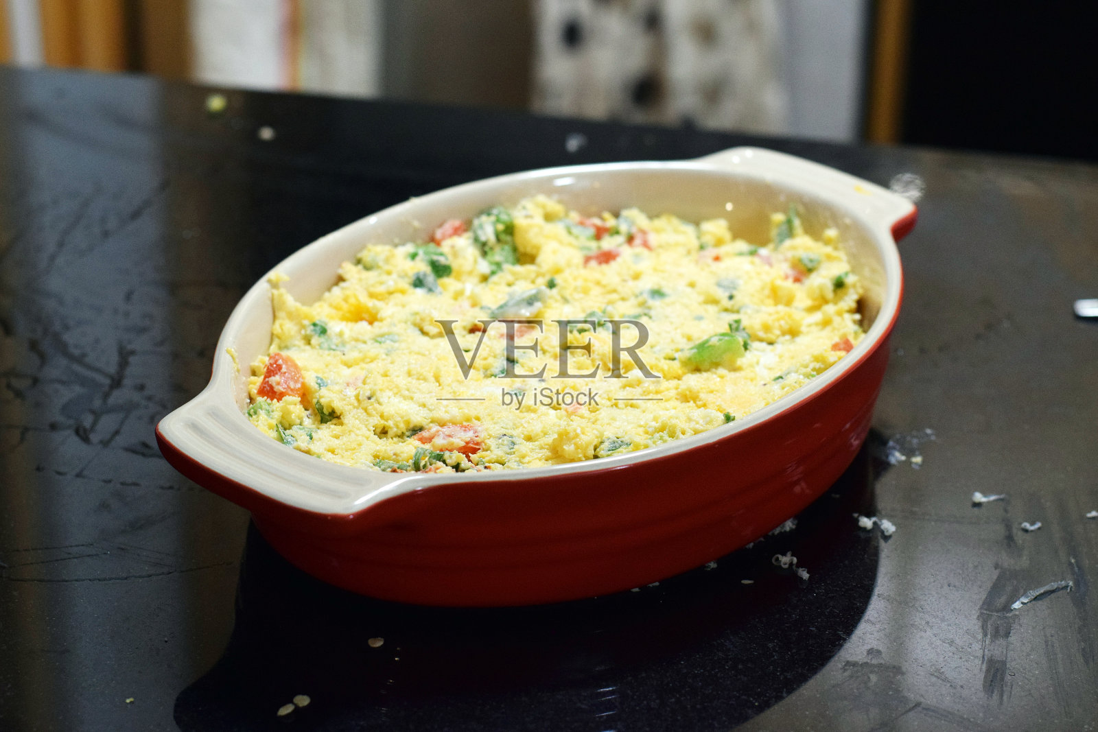 砂锅上碎奶酪的特写照片摄影图片