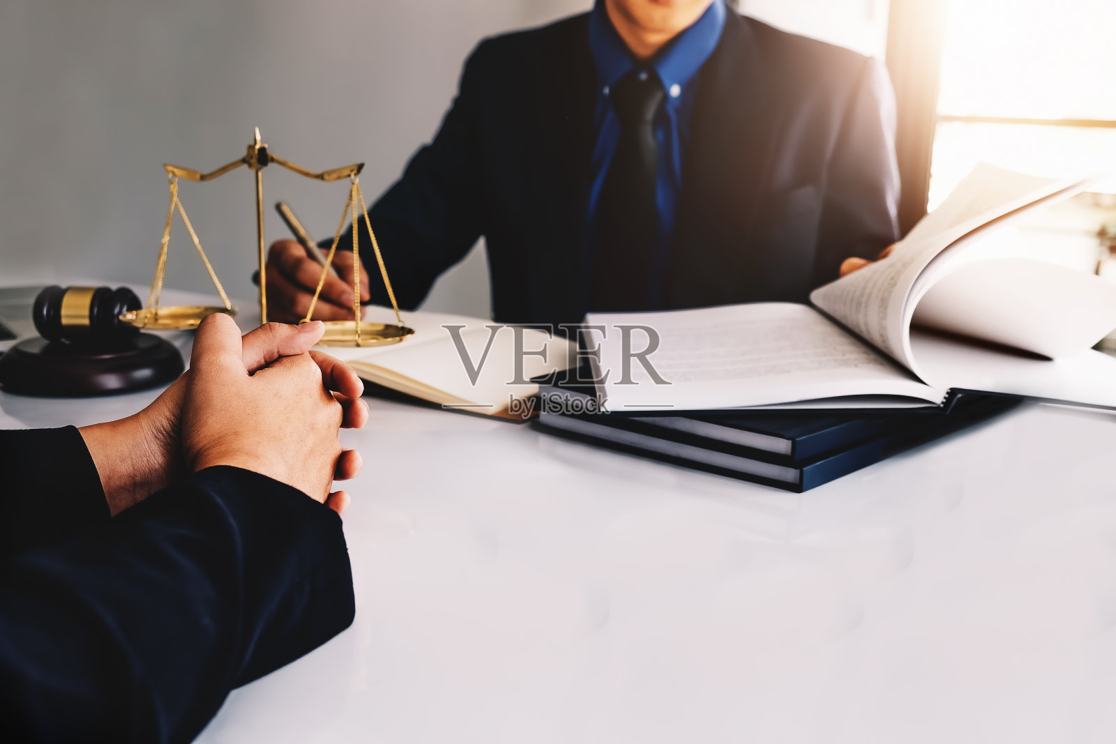 诉讼与正义概念。法官讨论被告处罚法庭律师书籍、木槌和笔记本电脑。照片摄影图片