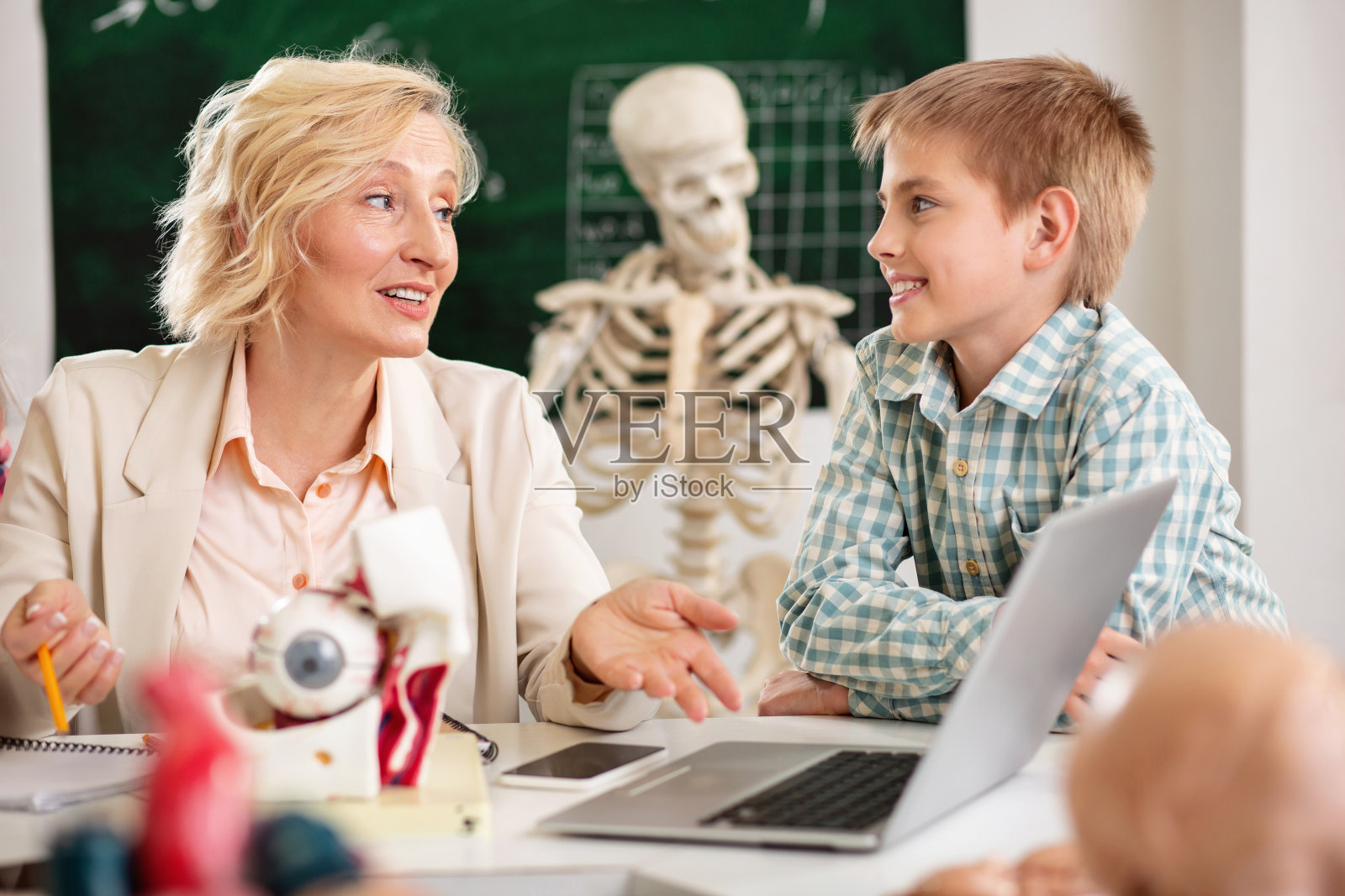 一个正对着笔记本电脑屏幕的女人照片摄影图片