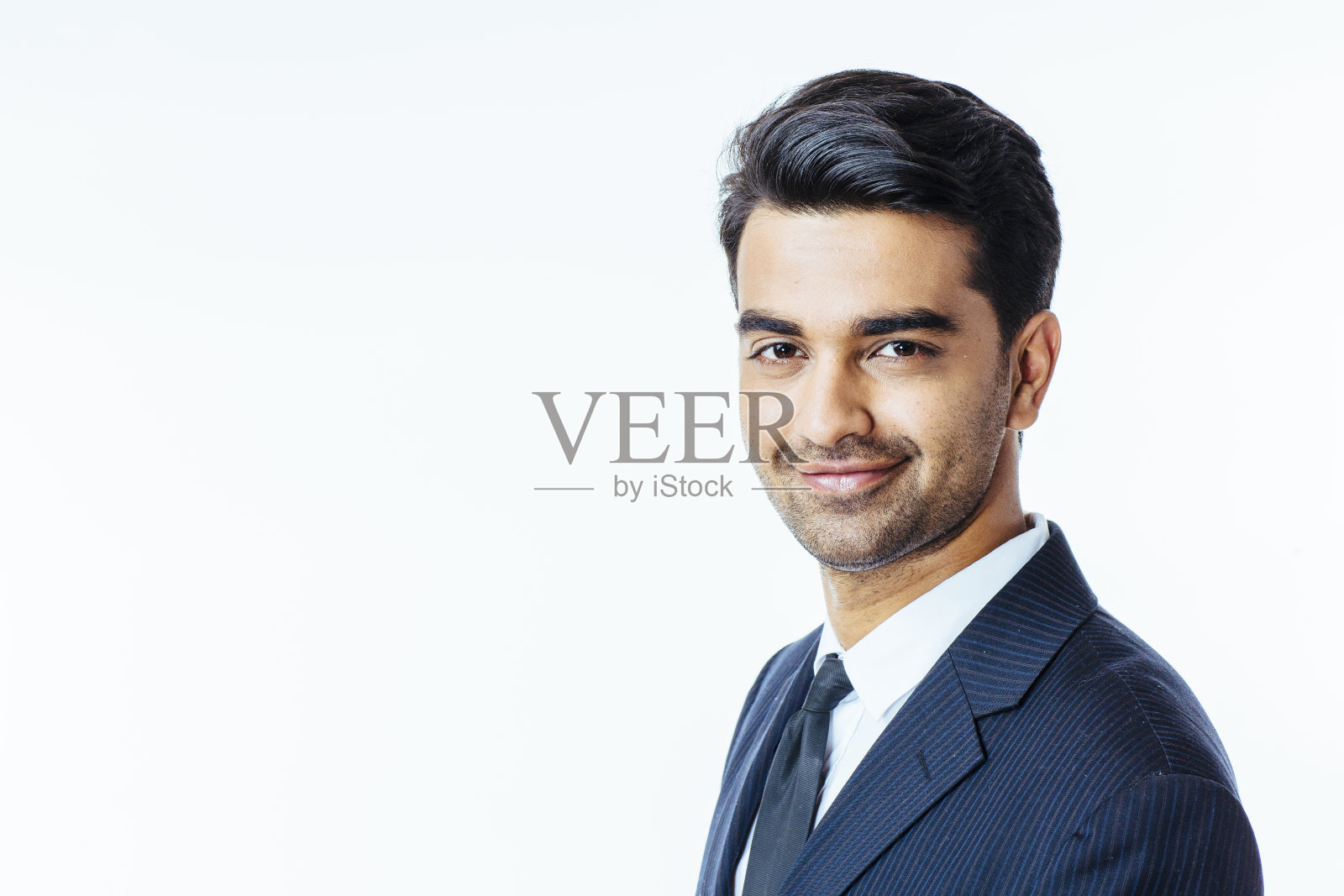 一个穿着西装打着领带的自信微笑的男人的肖像照片摄影图片