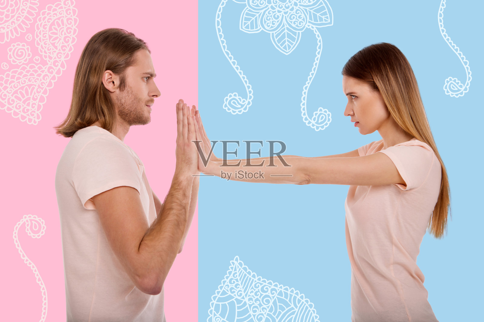 年轻女子生气时推着男友的手照片摄影图片