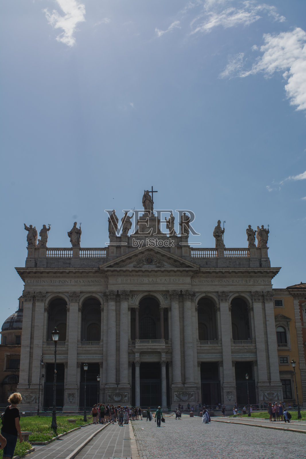 蓝天背景下的圣乔瓦尼大教堂立面的垂直视图。罗马,意大利照片摄影图片