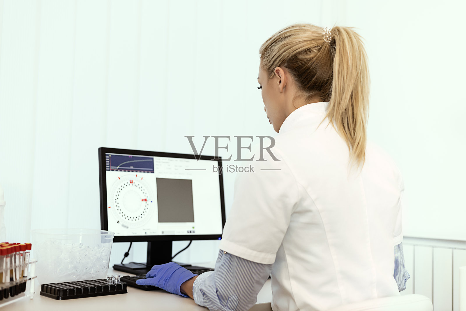 在实验室研究新病毒的女科学家照片摄影图片