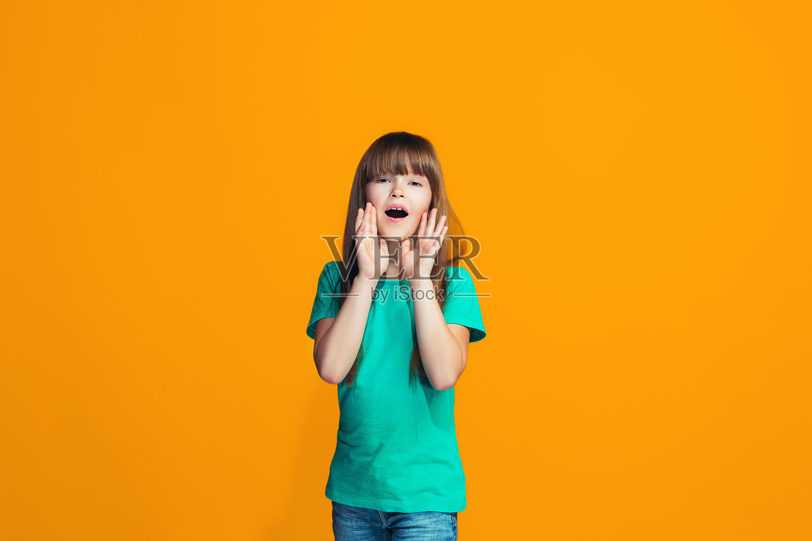 孤立的黄年轻少女随意在演播室大喊大叫照片摄影图片