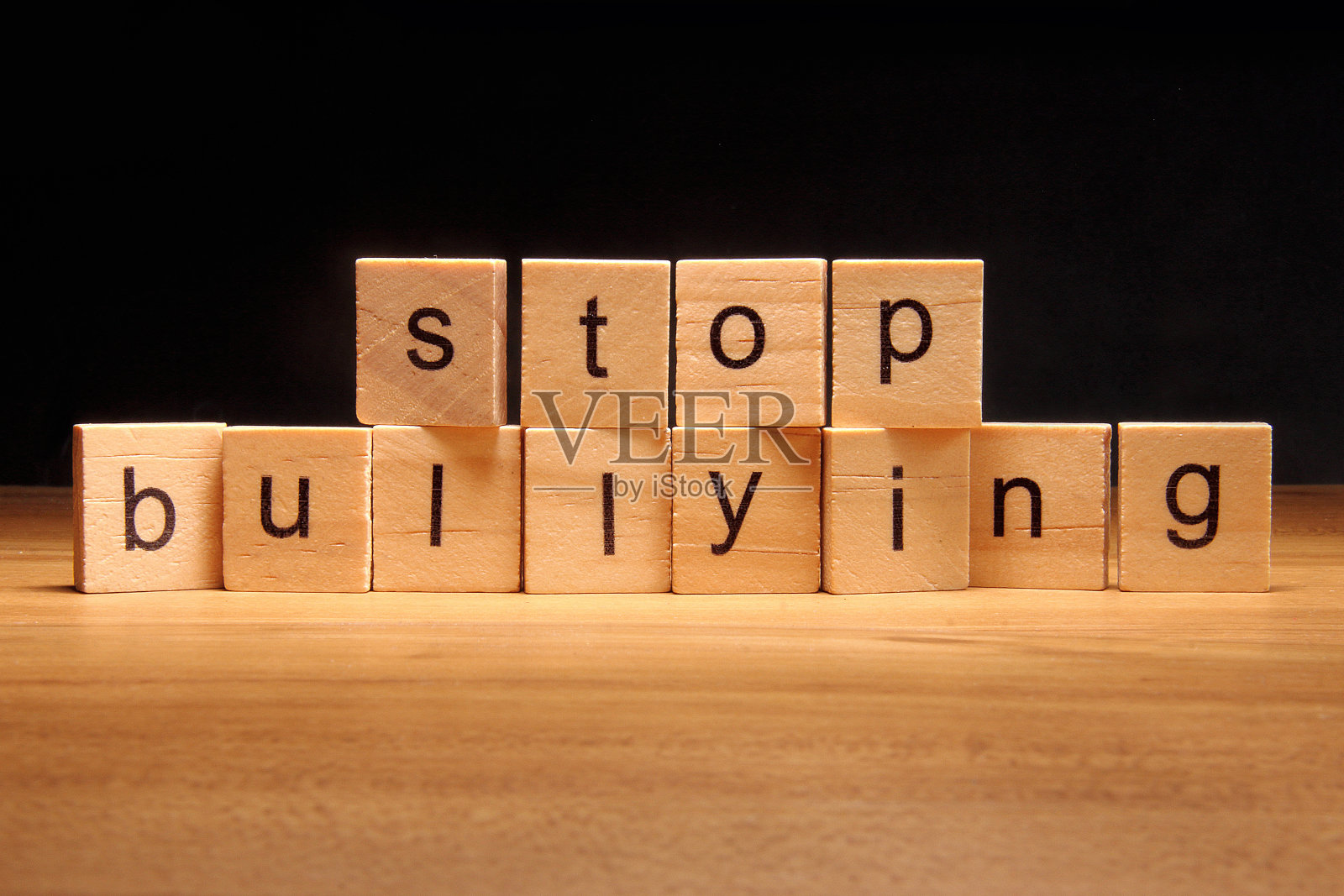 写在木块上的停止欺凌字样照片摄影图片