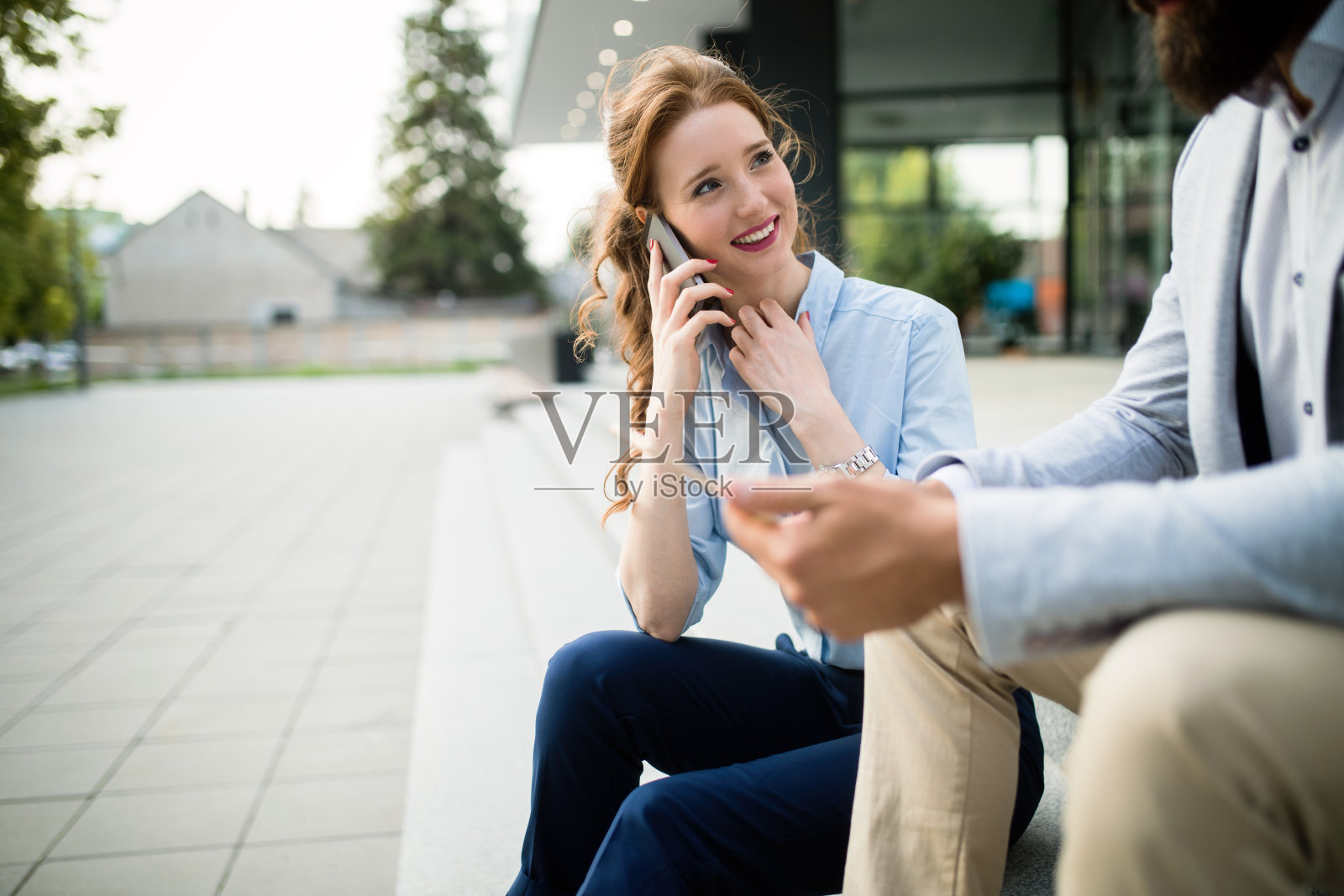 一对年轻的商业夫妇在办公楼附近散步照片摄影图片