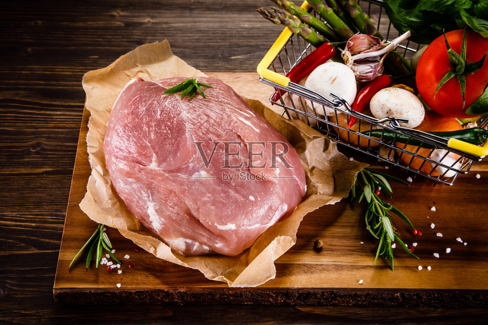 切板上的新鲜生猪肉照片摄影图片