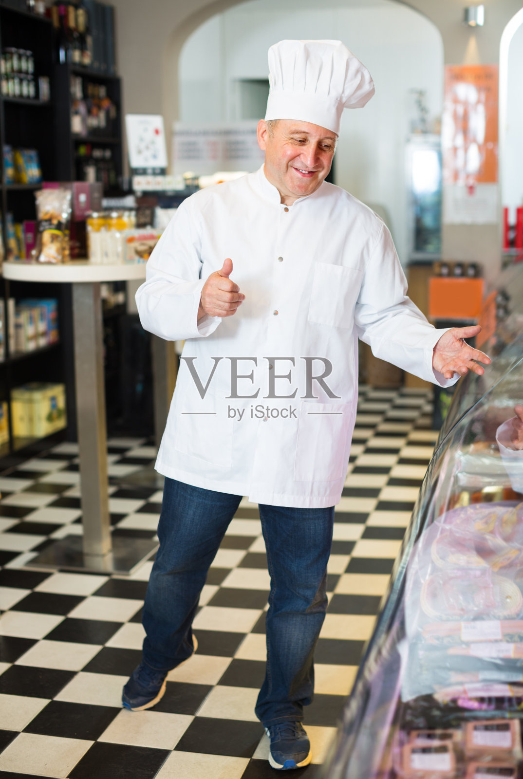 柜台上卖熏肉的屠夫照片摄影图片