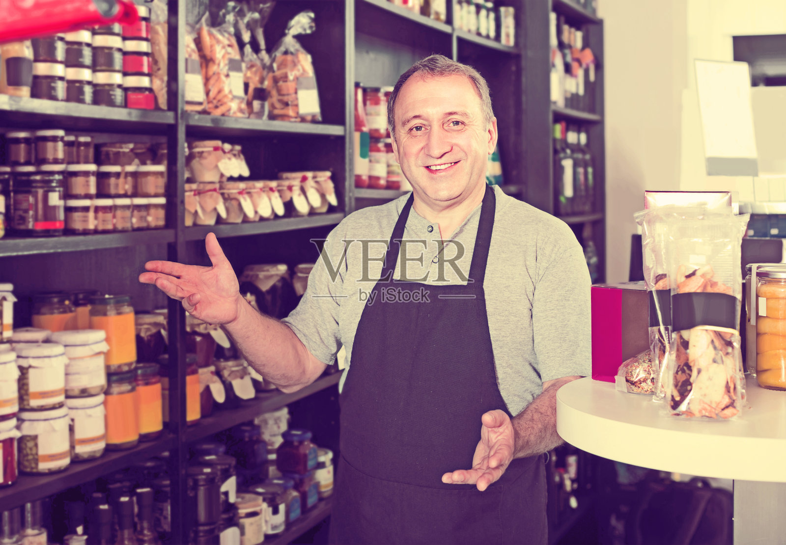 在普通杂货店熟食区工作的售货员照片摄影图片