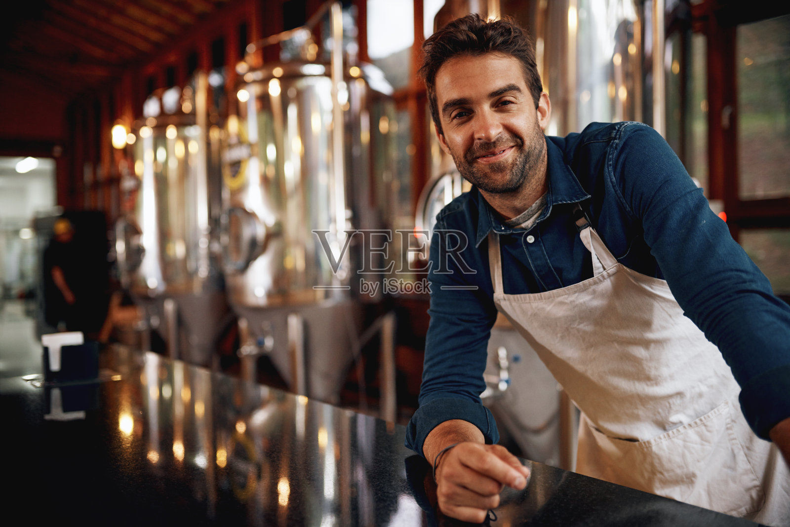 他会给你倒任何你想要的东西照片摄影图片