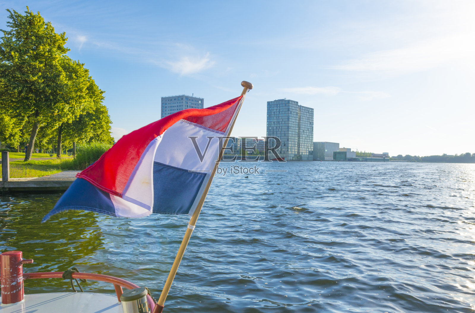 春天日出时湖边的城市天际线照片摄影图片