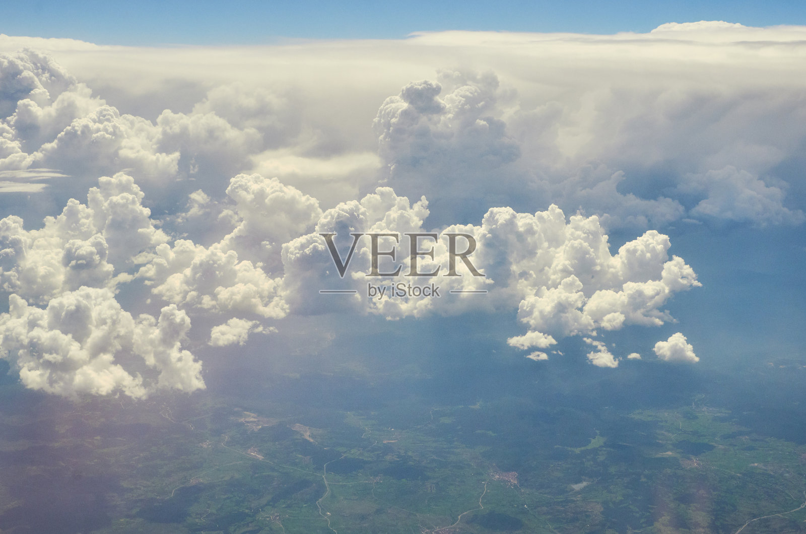 从飞机窗口看天空白云晴天旅游飞机对面窗口旅游照片摄影图片