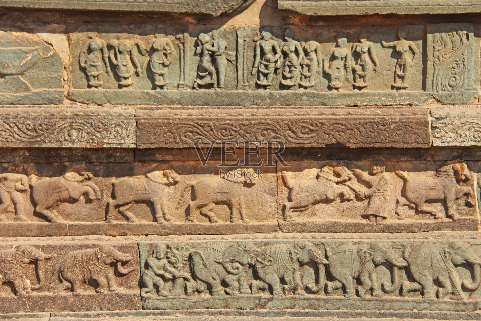 汉比神庙墙上的浅浮雕。石雕古朴背景。石雕用石头雕刻的人像联合国教科文组织世界遗产。卡纳塔克邦,印度。照片摄影图片