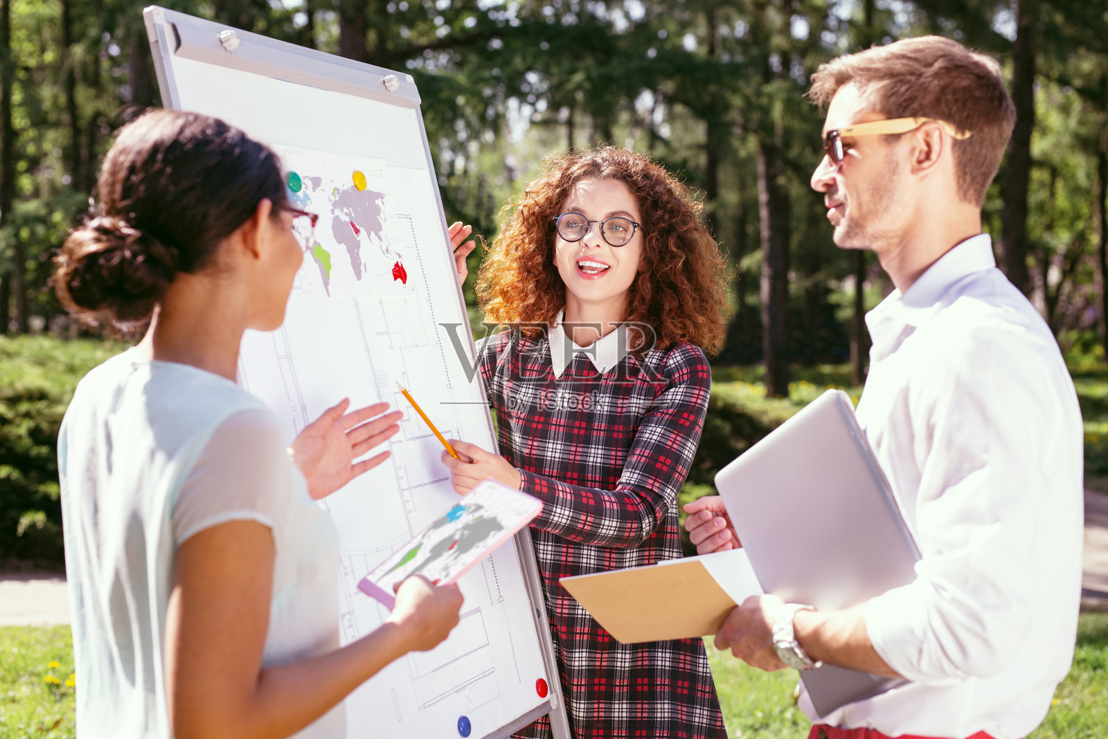 内容女学生展示她的项目照片摄影图片