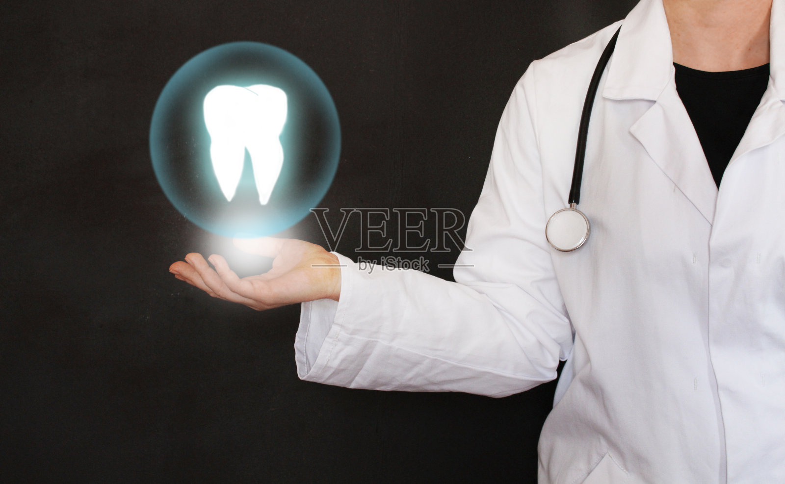 女医生和虚拟牙齿全息图照片摄影图片