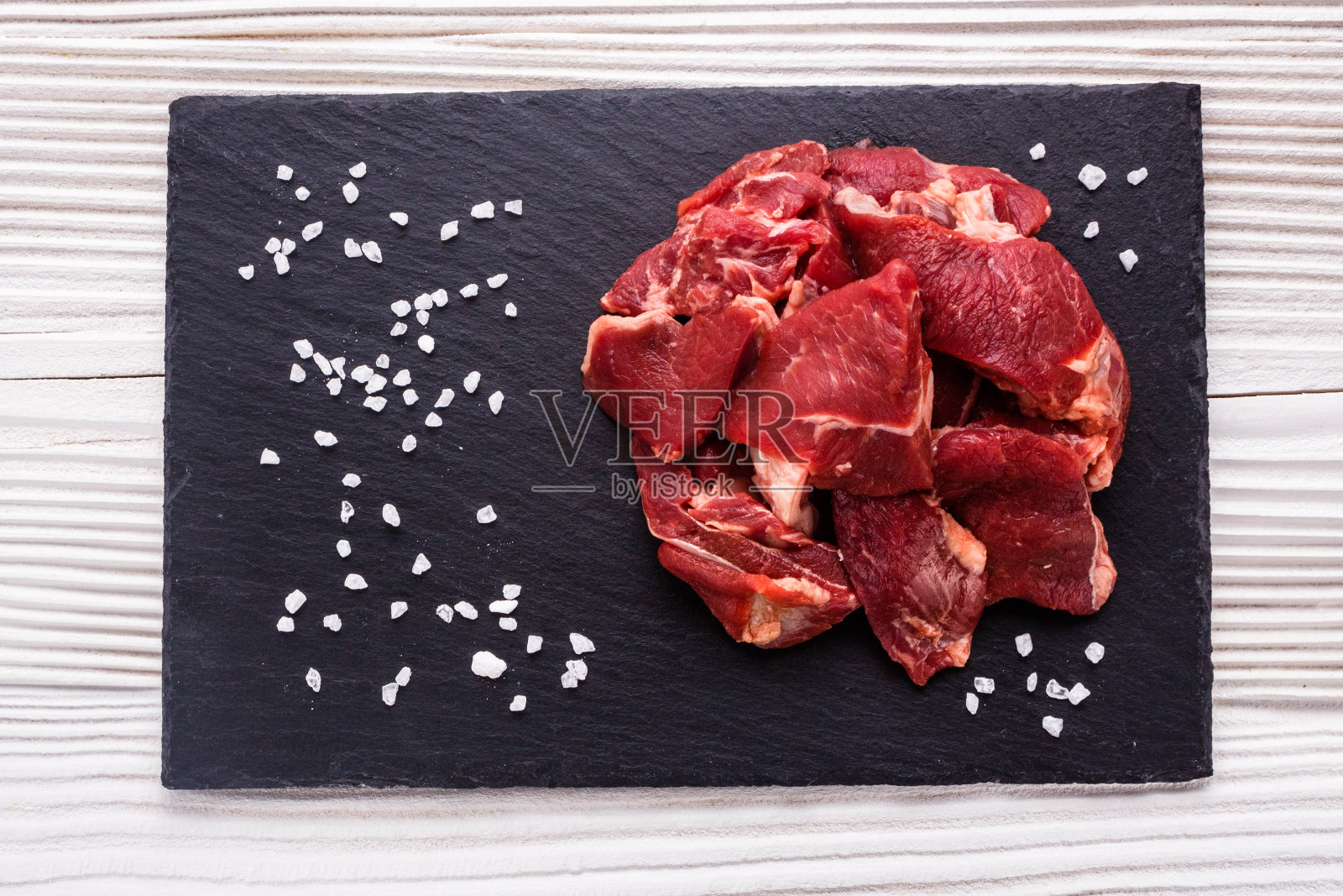 新鲜的羊肉放在有纹理的石头盘子上照片摄影图片