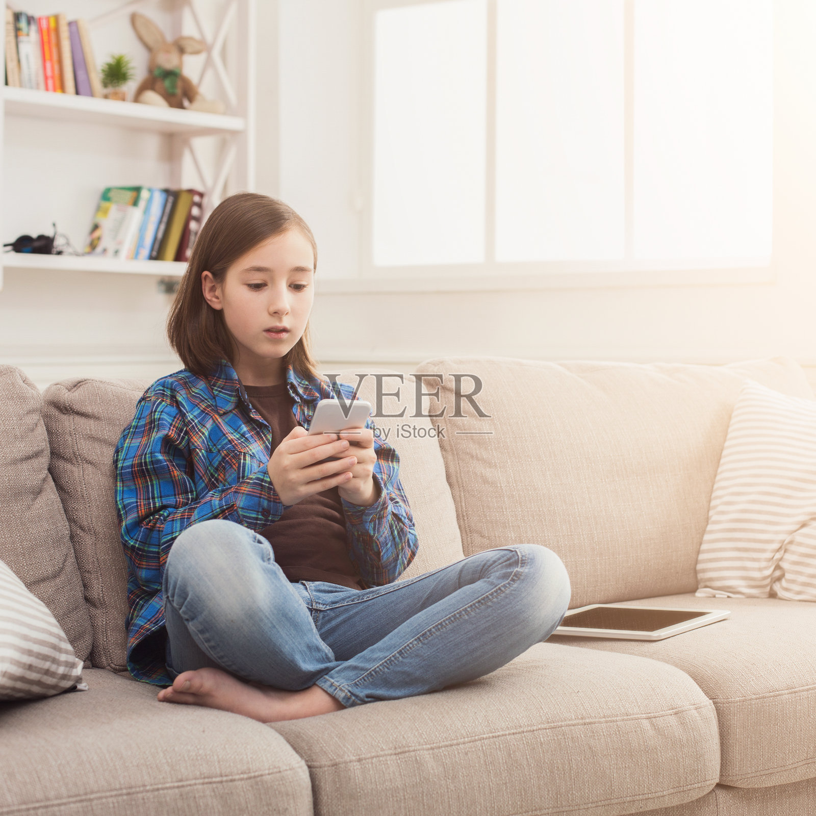 认真的女孩在家里用智能手机照片摄影图片