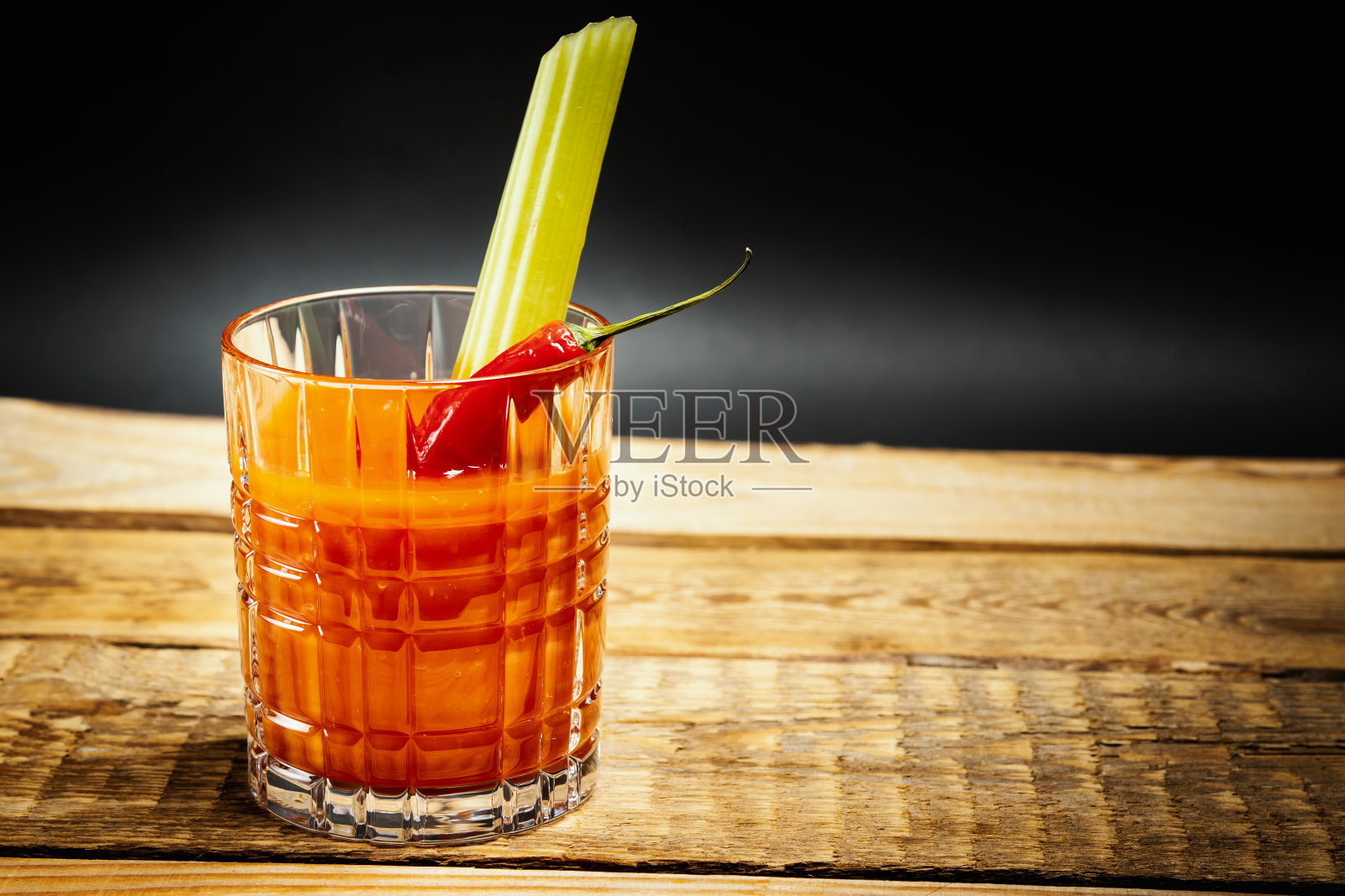 血腥玛丽配青芹菜和辣椒照片摄影图片