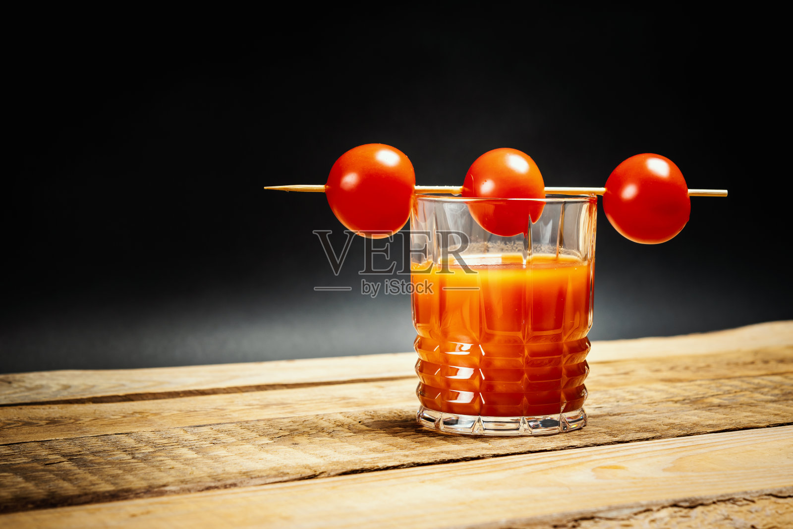 血腥玛丽酒配番茄棒照片摄影图片