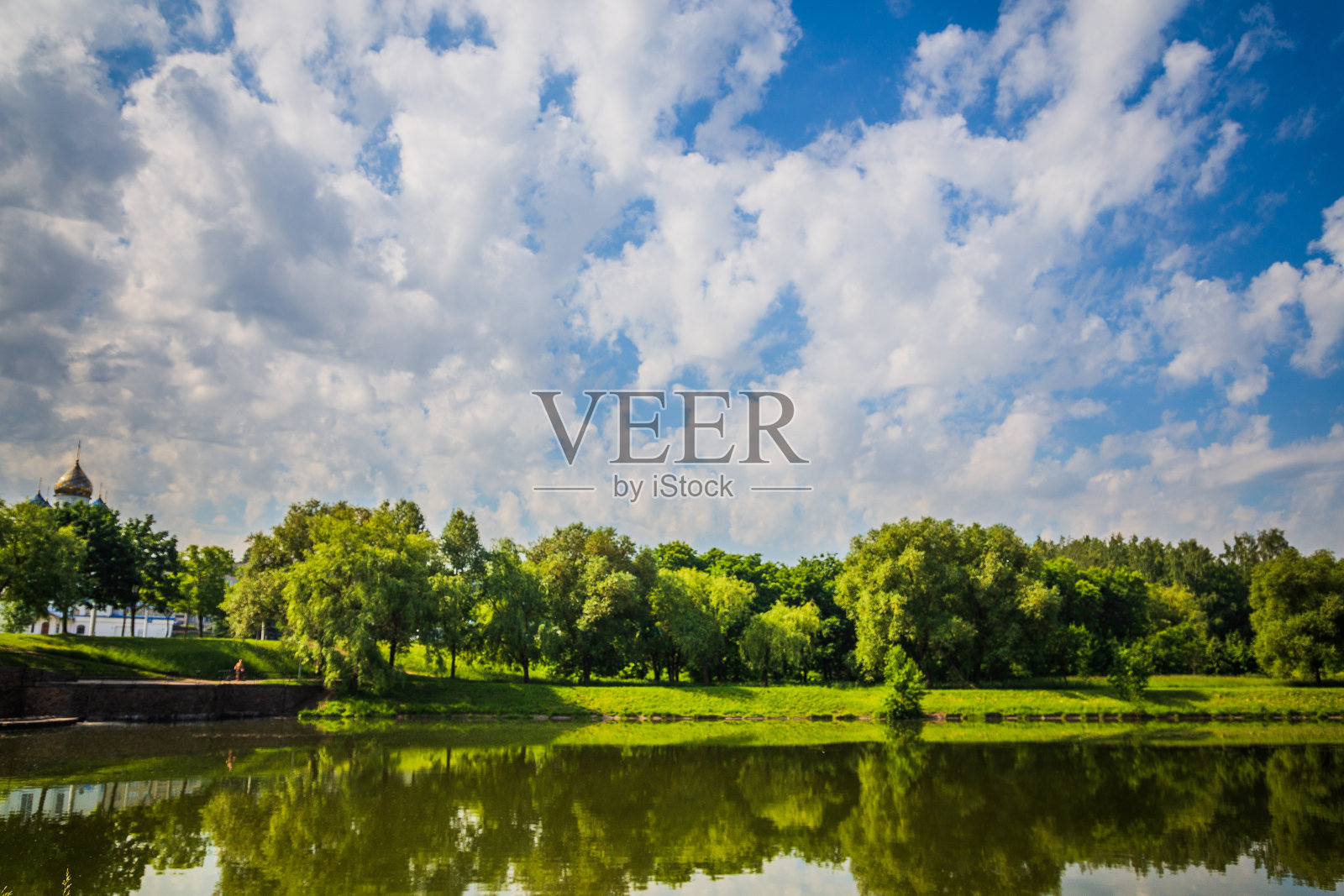 美丽的花园公园从绿树附近的河边照片摄影图片