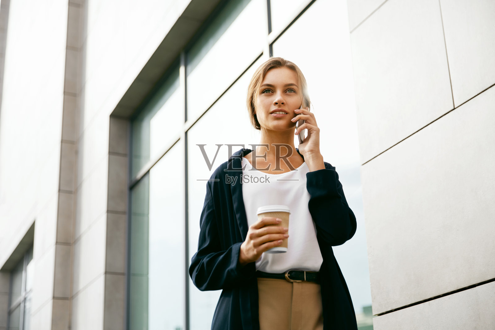 快乐女人站在街上打电话照片摄影图片