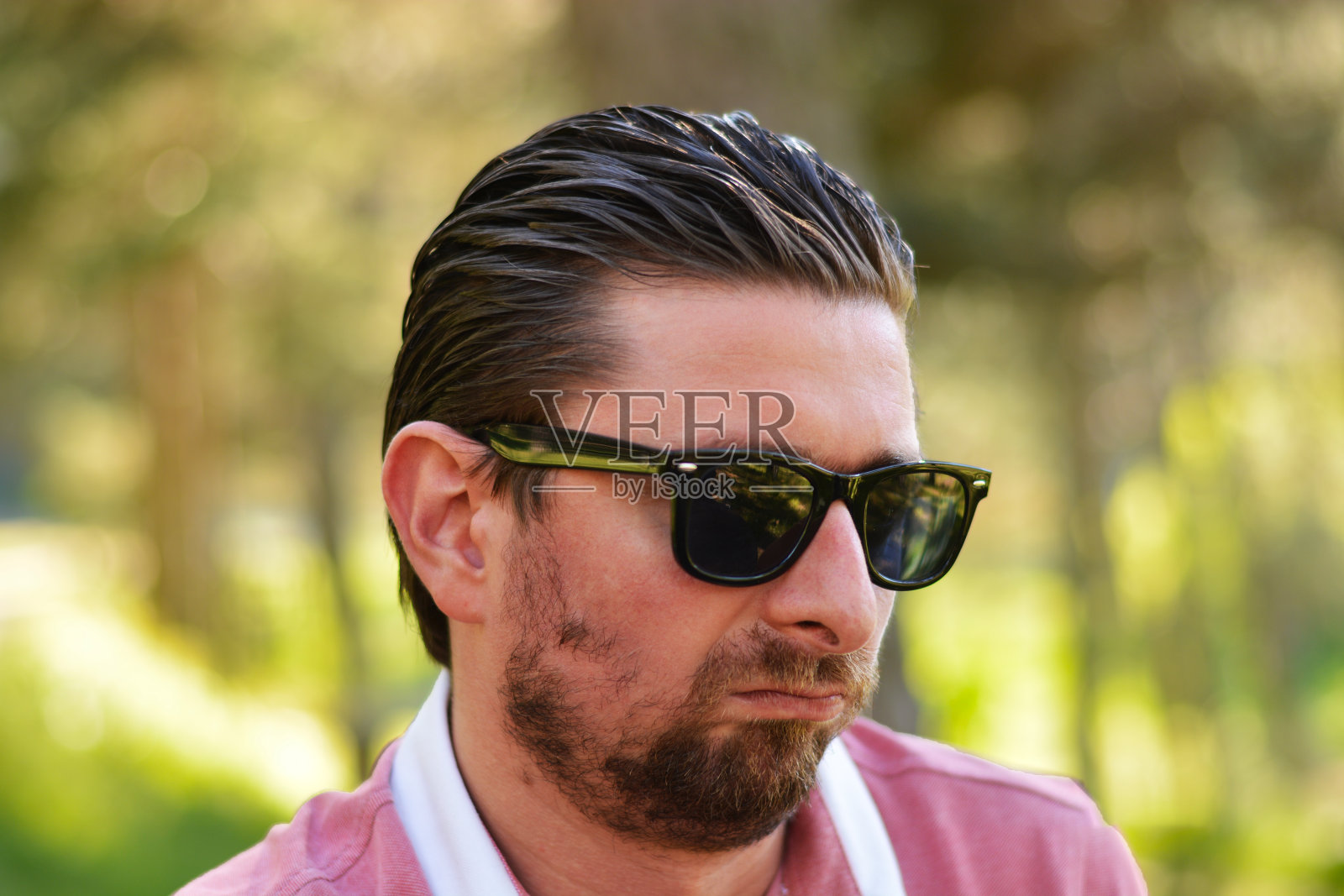 年轻人的户外肖像照片摄影图片