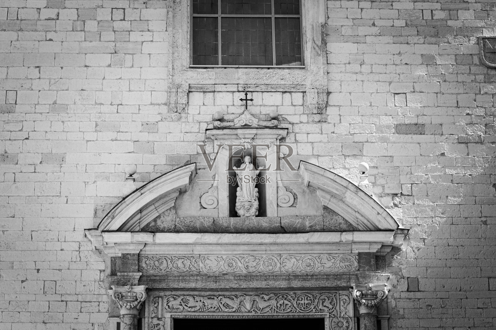 带有宗教雕像的教堂正面(意大利，翁布里亚，斯佩洛)照片摄影图片