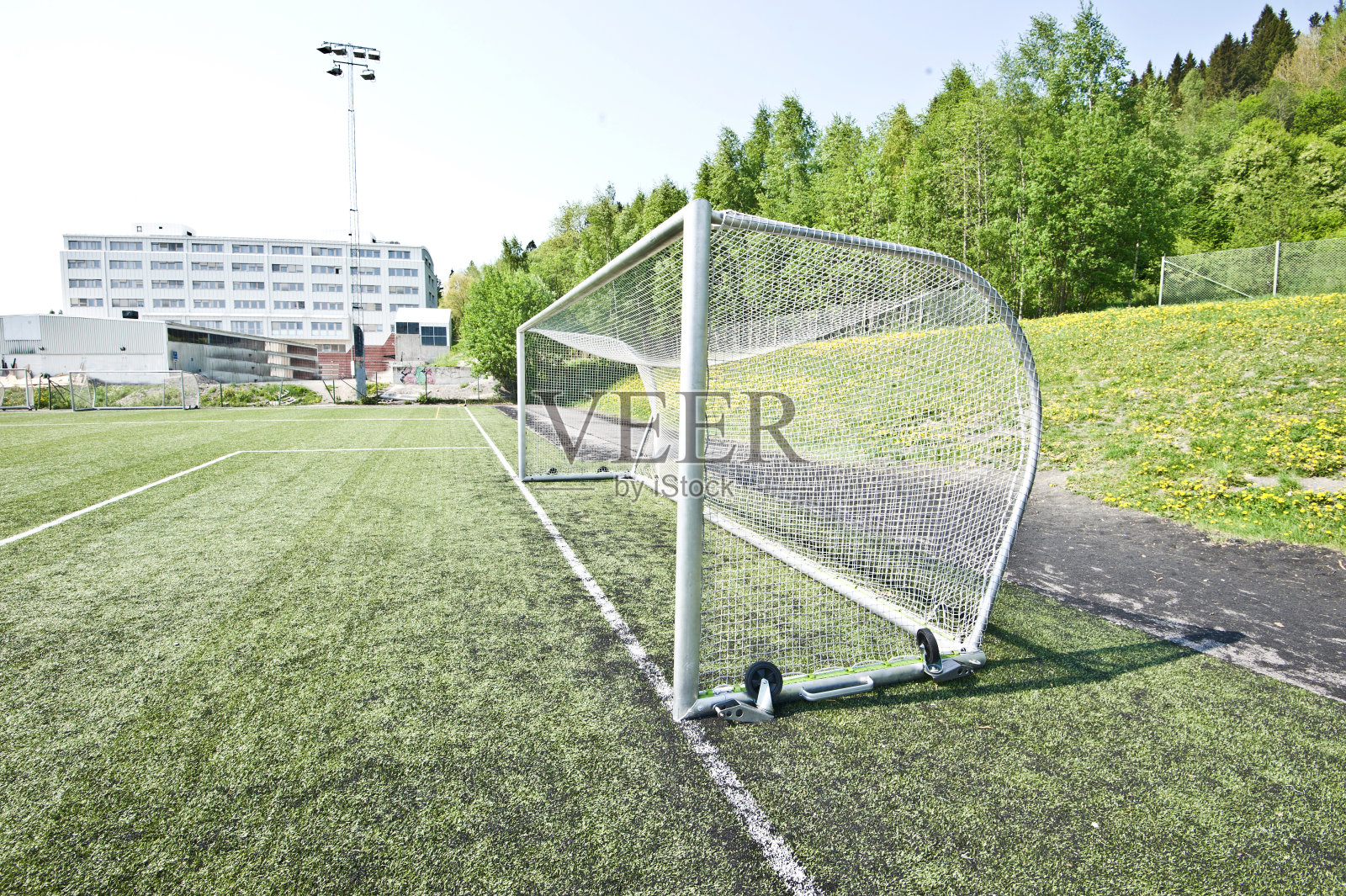 足球场禁区-六码区，球门柱，球门网和球门线照片摄影图片