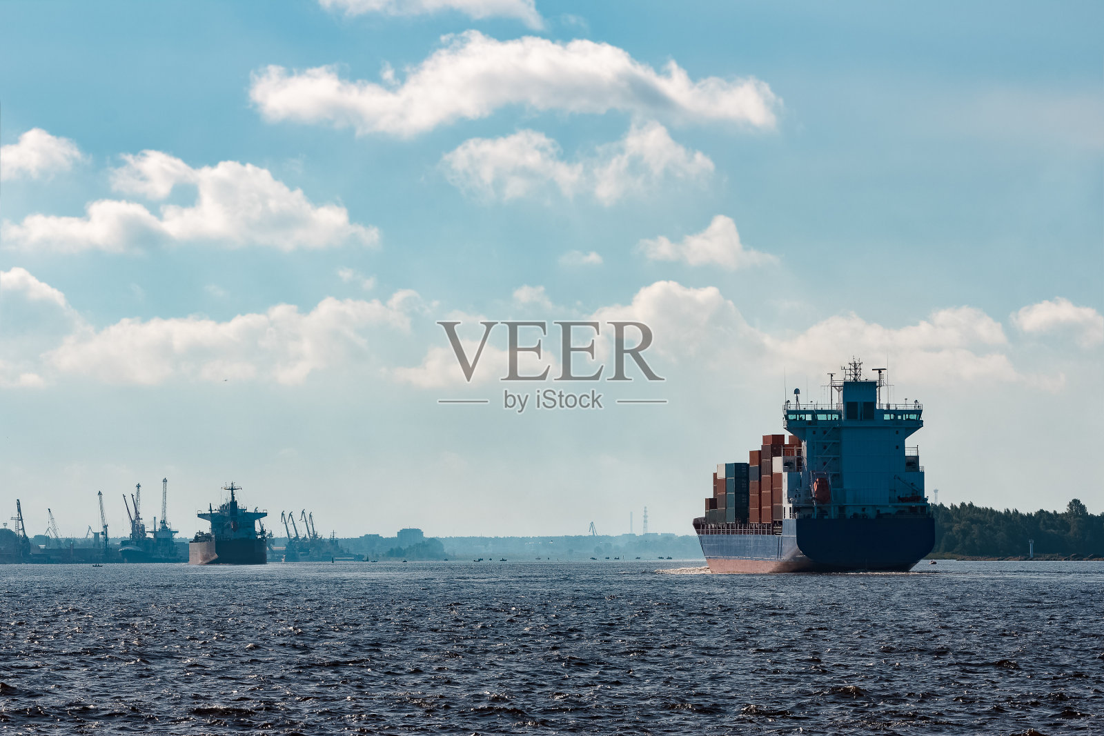 蓝色集装箱船在航行中照片摄影图片