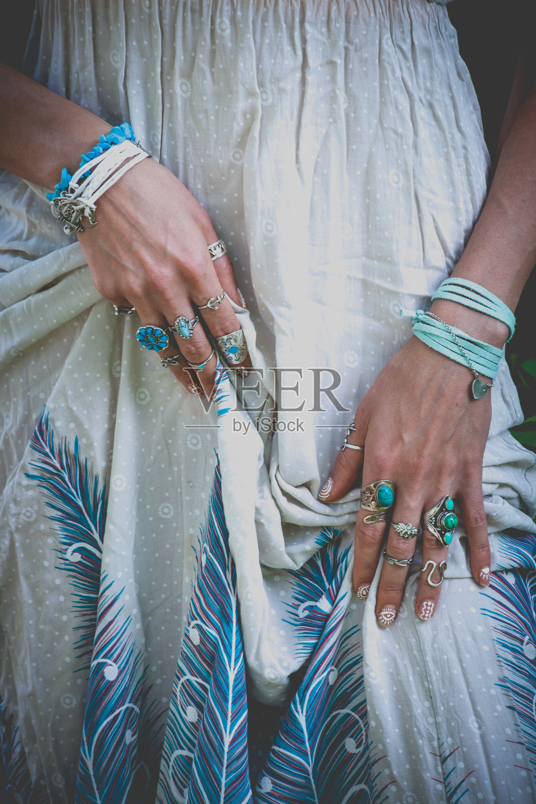 手与许多波西米亚风格的珠宝照片摄影图片