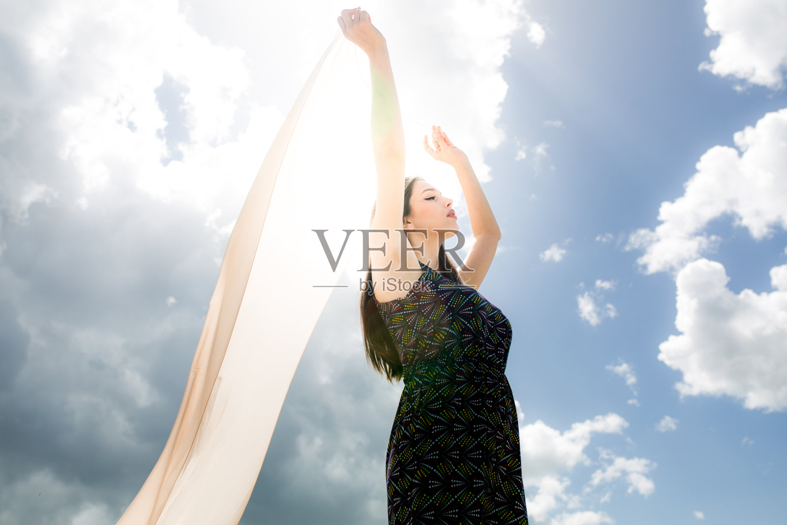 一个年轻的女人在春天照片摄影图片