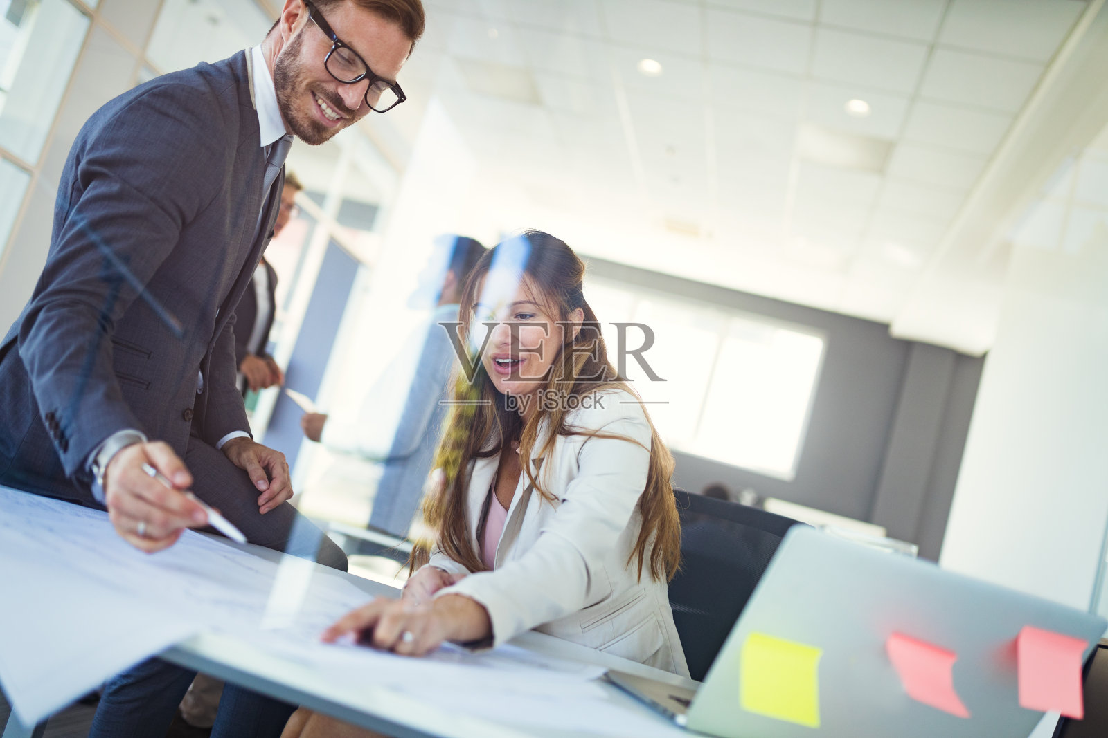 英俊的男人和女人的图片作为商业伙伴照片摄影图片