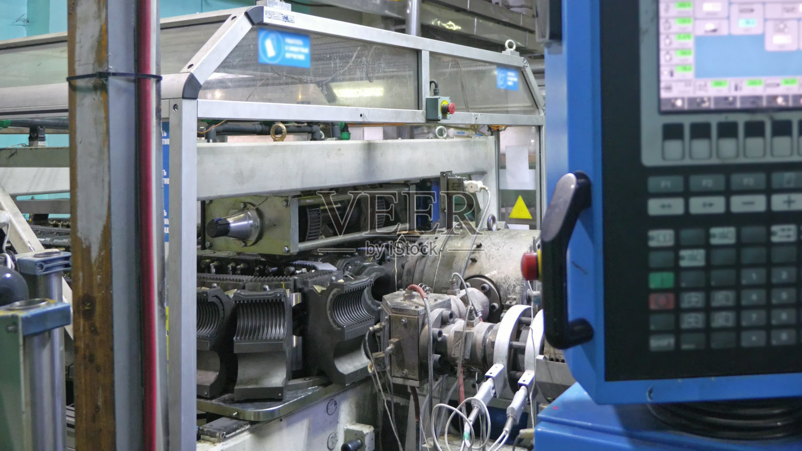 塑料水管制造。生产过程的电子控制中心。生产管子到工厂。在机器上制造塑料管的过程。特殊波纹形式。照片摄影图片