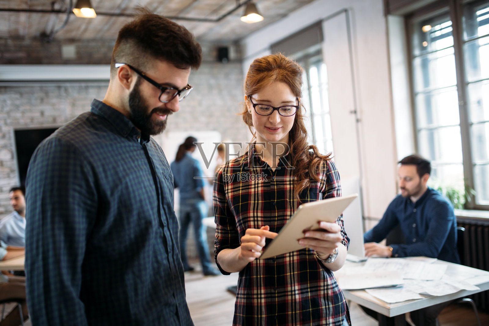 建筑师在办公室讨论的肖像照片摄影图片