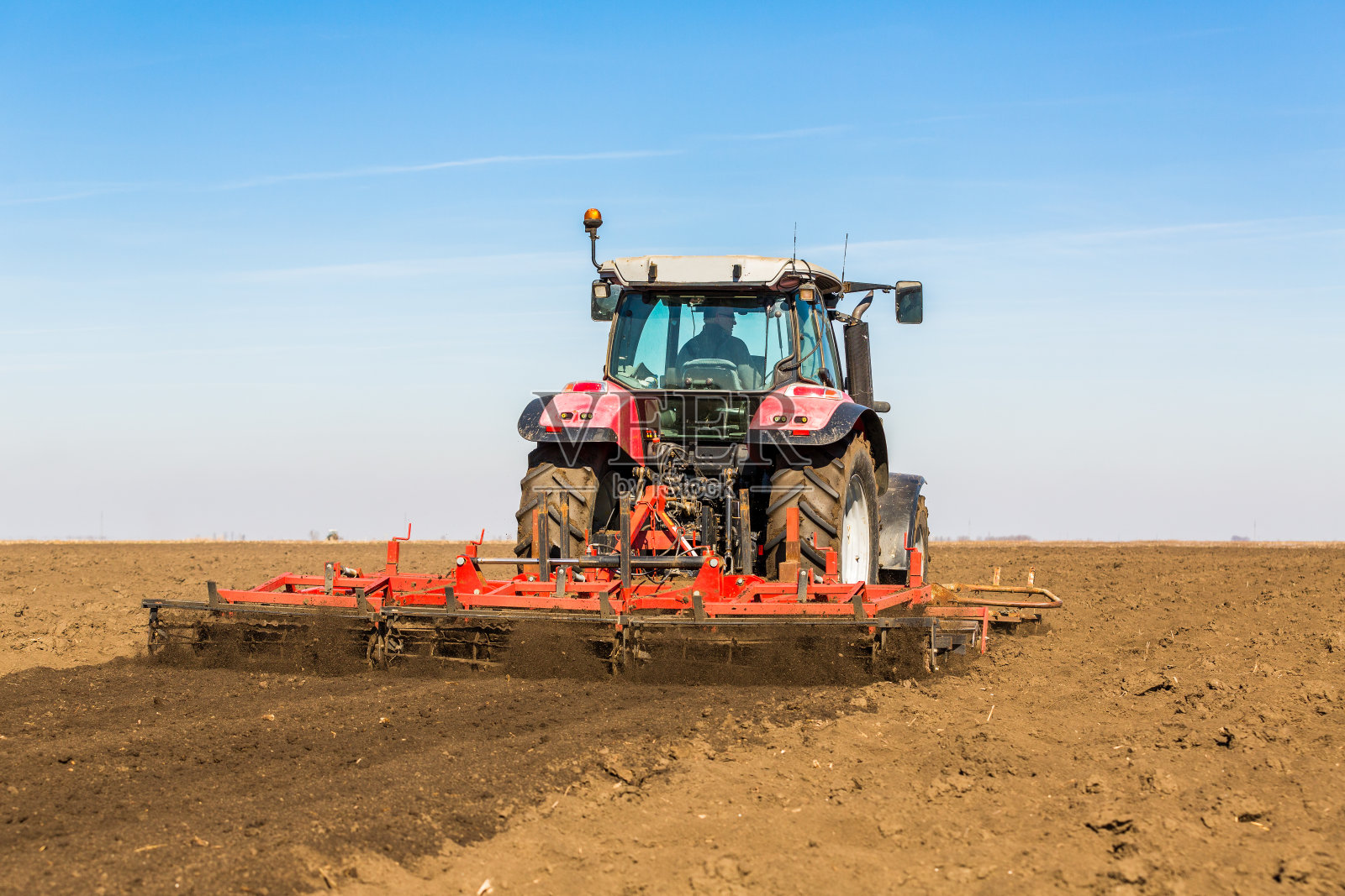 农民在拖拉机上用播种机准备土地照片摄影图片
