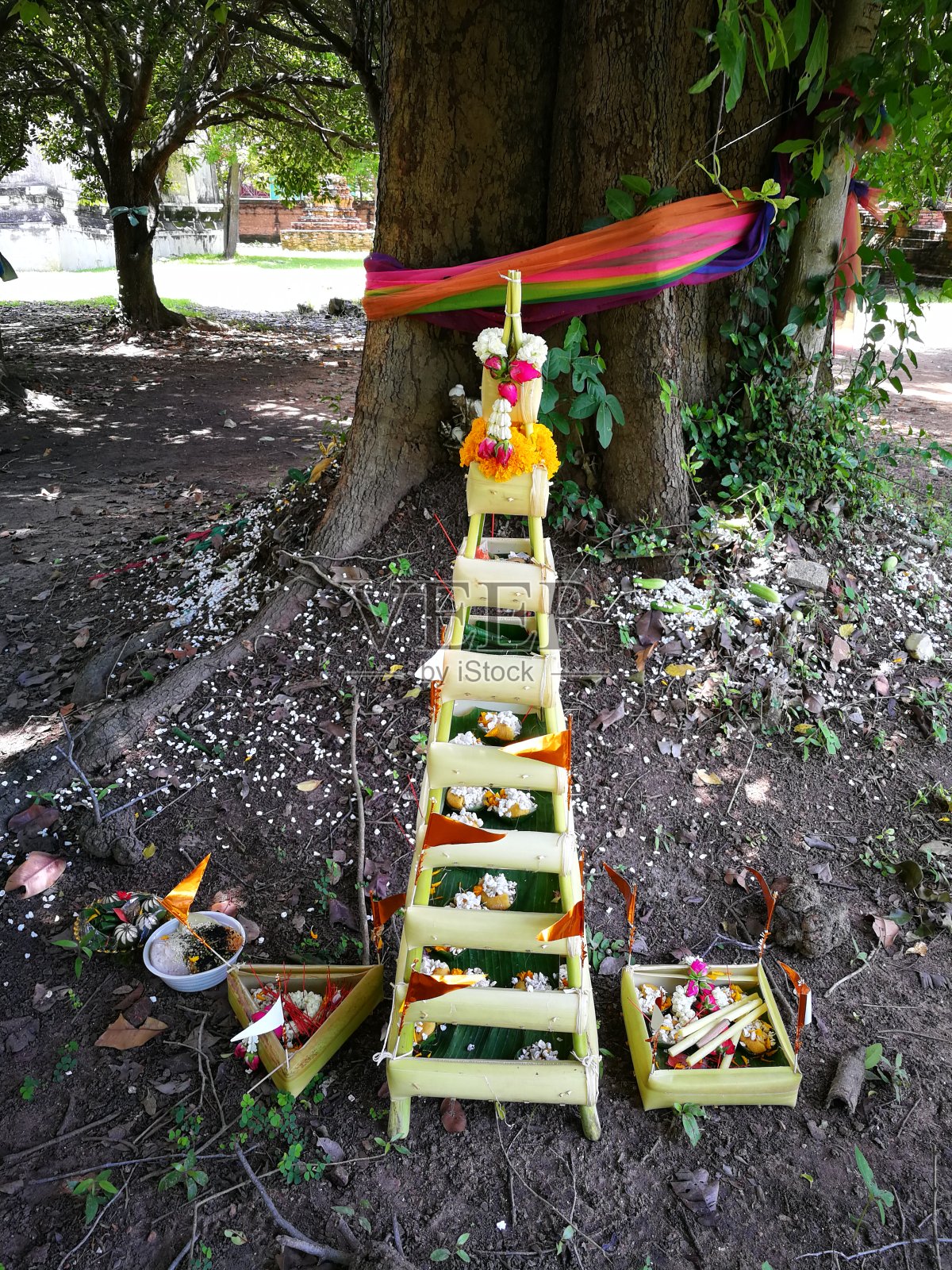 一个美丽的泰国寺庙，宝塔和佛像在古老的历史泰国国家在“大城府”省。照片摄影图片