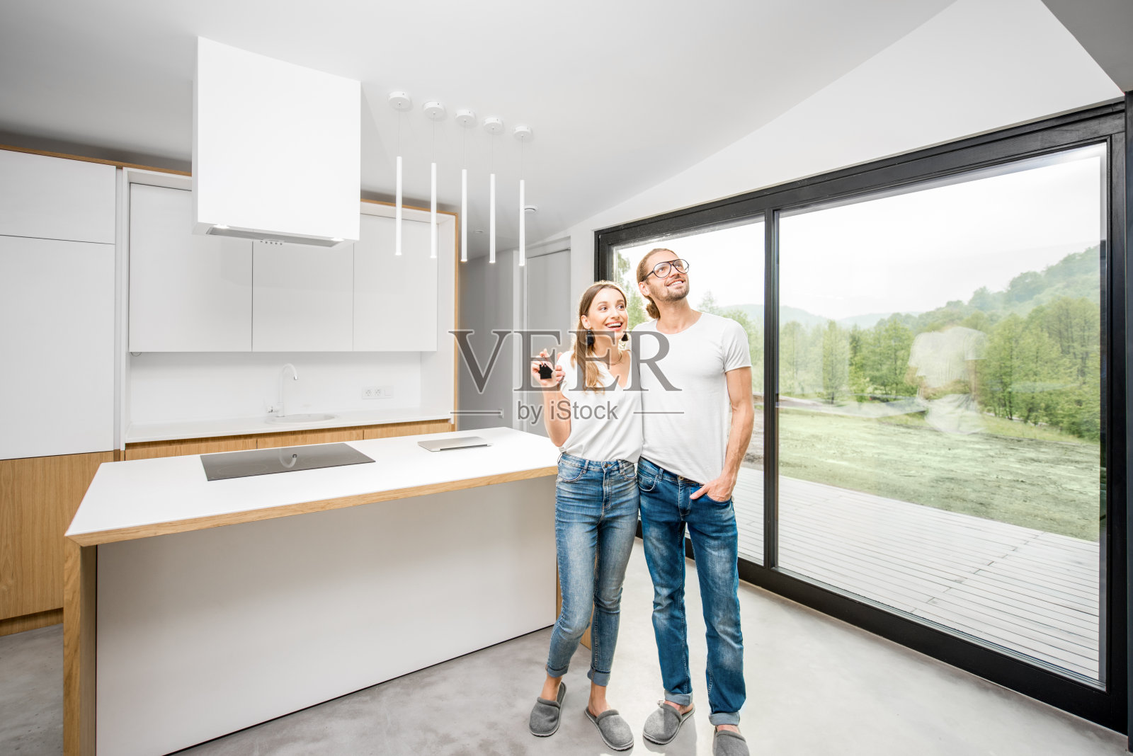 一对幸福的夫妇住在现代化的新公寓里照片摄影图片