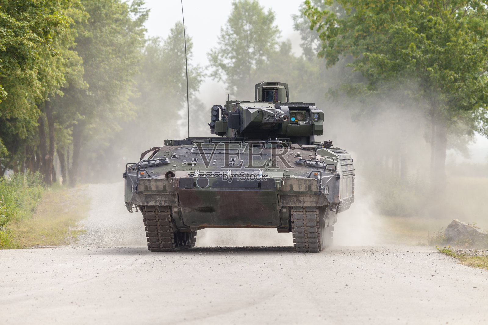 德国步兵战车行驶在街道上照片摄影图片