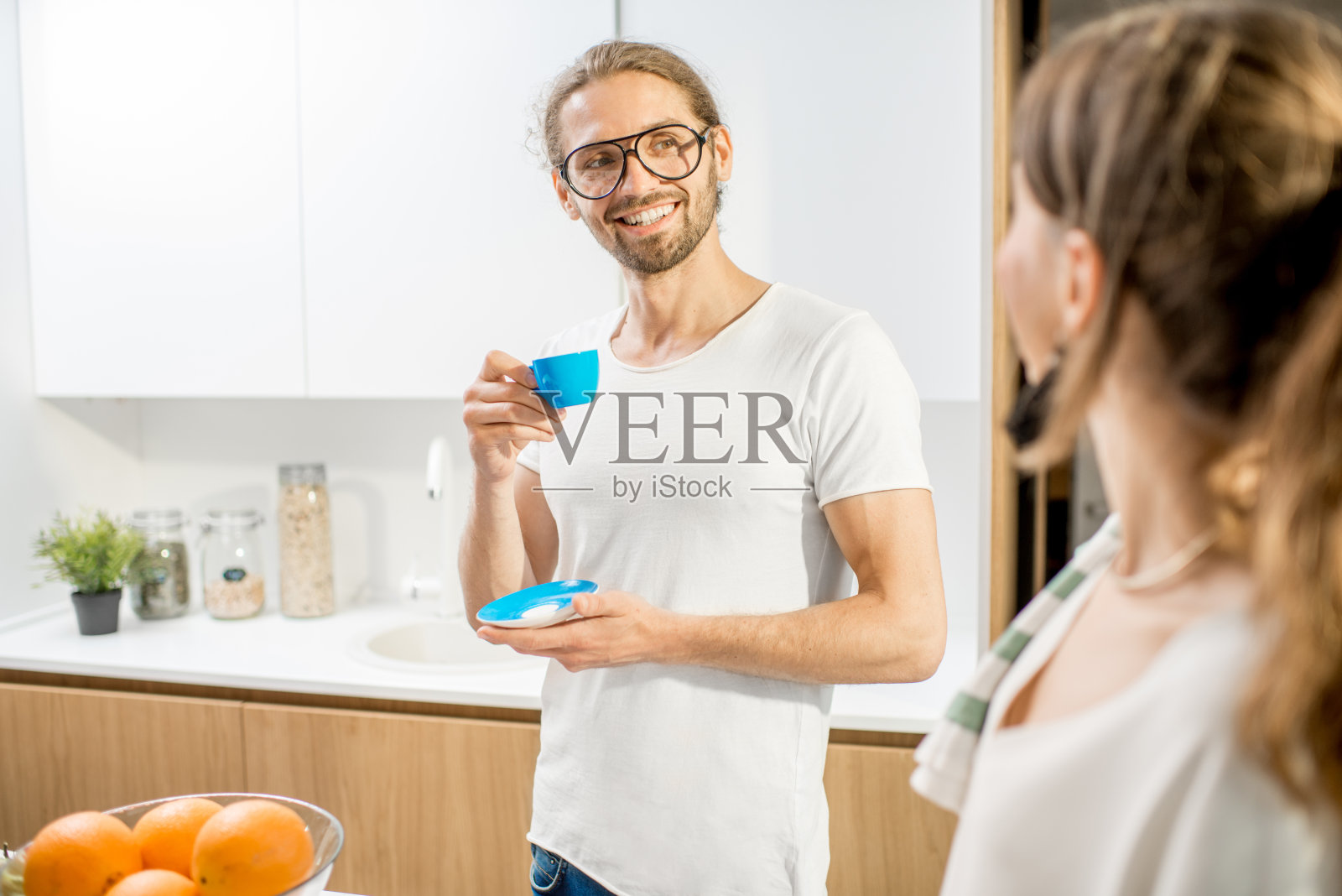 年轻夫妇在家里吃早餐照片摄影图片